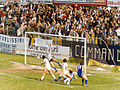 Partidarios caníbales en la curva sur durante un partido en casa