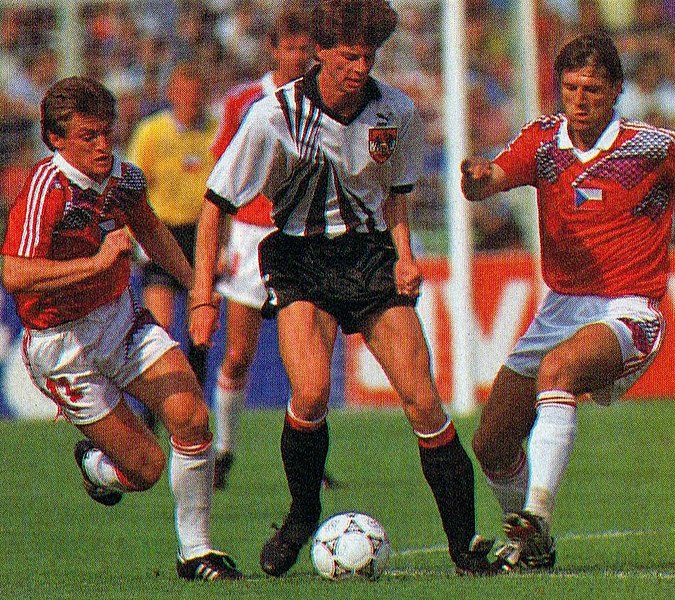 File:Mondiali 1990 - Austria vs Cecoslovacchia - Moravčík, Schöttel e Kocian.jpg