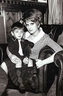 Mina tiene tra le braccia il figlio di tre anni Massimiliano Pani (1966)