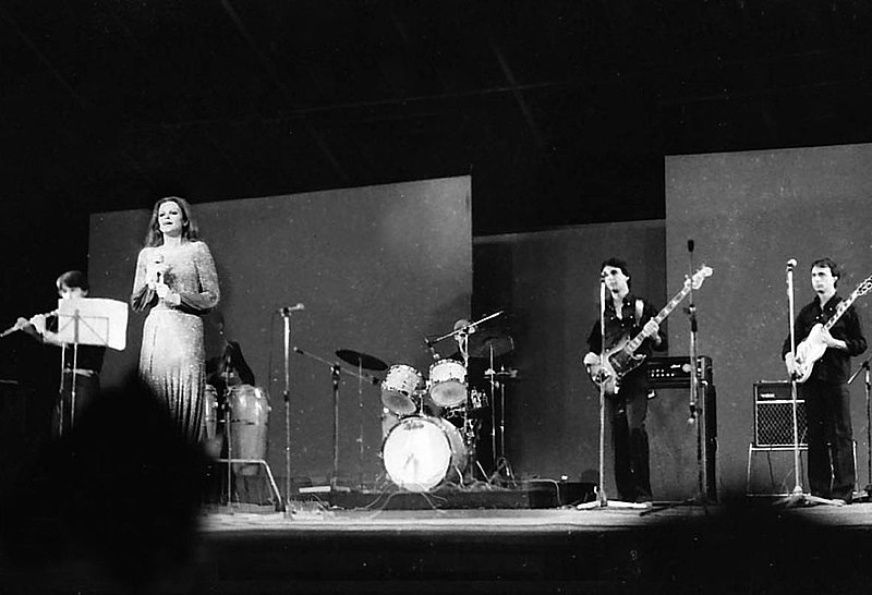 File:Milva in concerto a Bussoladomani (1977).jpg