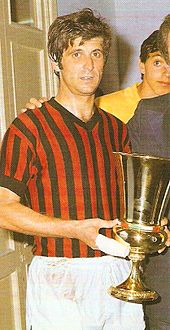 Rivera, negli spogliatoi di San Siro, stringe in mano la Coppa Italia del 1976-1977