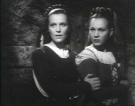 Elisa Cegani, a sinistra, con Luisa Ferida, nel film La cena delle beffe di Alessandro Blasetti (1942)
