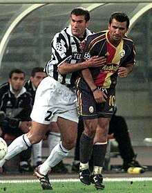 Zidane (a sinistra) e il rumeno Hagi, due tra i maggior fantasisti della loro generazione, nel corso della UEFA Champions League 1998-1999.