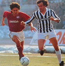 Sabato (a sinistra) in azione al Torino nel 1986, alle prese con lo juventino Platini.