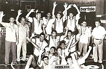 La Jugoslavia festeggia la vittoria del campionato mondiale maschile di pallacanestro Under-19 1987 al termine della vittoriosa finale (86-76) contro gli Stati Uniti.
