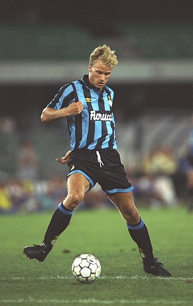 File:Dennis Bergkamp, Inter, 1993.jpg