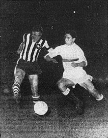 Garrincha (a sinistra) in azione al Botafogo nel 1955, a segno in amichevole a Torino contro una selezione mista di calciatori della Juventus e del Torino