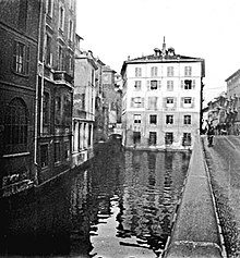 La Cerchia dei Navigli all'altezza di San Marco. Sulla sinistra si intravede il ponticello Beatrice di via Brera (situato nei pressi della Pusterla Beatrice), mentre sulla destra, all'altezza dell'edificio visto frontalmente, nascosto dall'inquadratura, lo sbocco del laghetto di San Marco tramite l'omonima conca. Alla sinistra dell'edificio visto frontalmente iniziava il Naviglio Morto, ovvero la parte della Cerchia dei Navigli che saliva verso il vertice settentrionale del Castello Sforzesco e che era attraversato dal già citato ponticello Beatrice