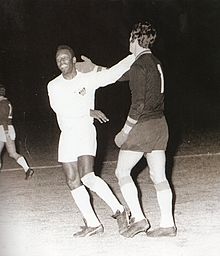 Pelé si complimenta con Ginulfi dopo il rigore parato dall'italiano nell'amichevole del 3 marzo 1972