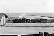 Locomotiva R.302.028 in manovra presso lo scalo merci della stazione Sciacca nel giugno 1976
