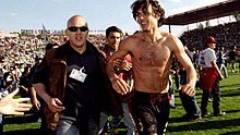 Maldini festeggia sul terreno di Perugia la vittoria dello scudetto 1998-99, il primo da capitano.