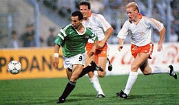 Cupa Mondială din 1990 - Olanda vs Egipt - Hossam Hassan și Ronald Koeman.jpg