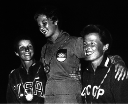 Podium de la tribune des femmes à Rome 1960.png