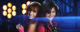 Bella Thorne, Zendaya - Regardez-moi.png