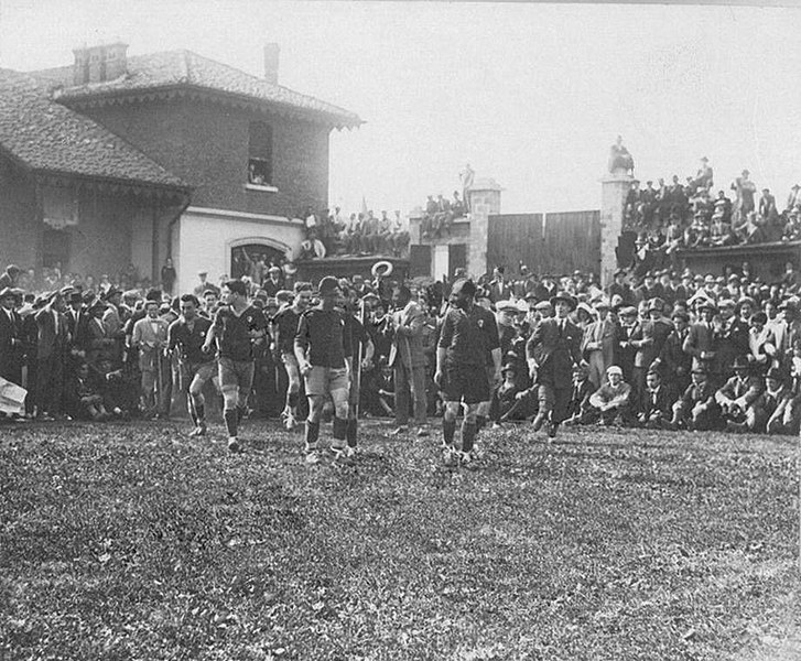 File:Bologna - Genoa 2-2, terza finale 1925 - Entrata in campo a Milano del Genoa - 3^..jpg