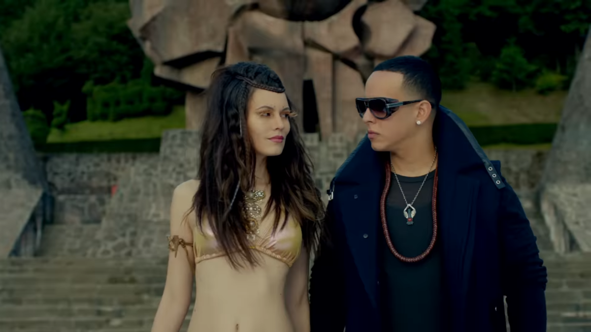 Daddy Yankee mp3. Клип Лимбо Daddy Yankee девушка птица. Баба Янки новая жизнь.