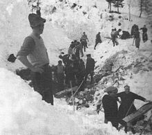 I soccorsi a Monte San Primo dopo la valanga del 14 marzo 1946.