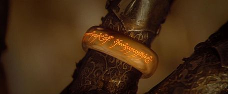L'Anello al dito di Sauron con i versi scritti in tengwar, nel film La Compagnia dell'Anello diretto da Peter Jackson
