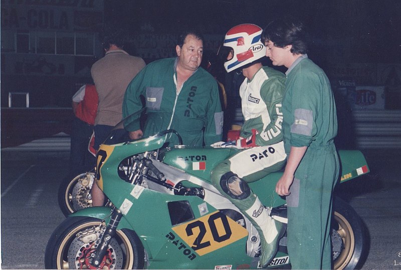 File:Paton V115 (Trofeo GP Misano Adriatico 1986) - Giuseppe e Roberto Pattoni, Vittorio Scatola.jpg