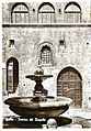 Fontaine du Bargello et "porte des morts", Gubbio.jpg