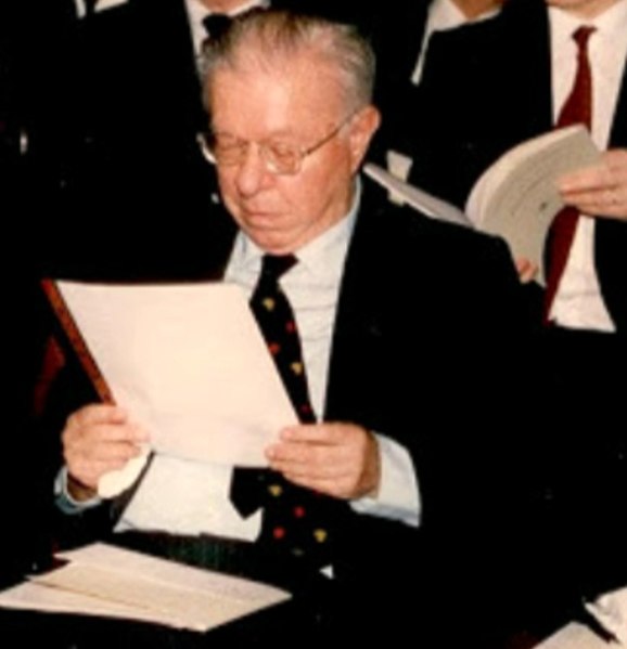 File:Fred Hoyle Roma 1994.jpg