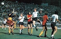Euro 1980 - Germania Ovest vs Belgio - Gol di Horst Hrubesch.jpg