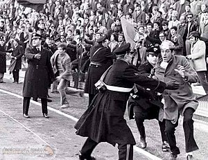 L’invasione di campo dei tifosi della Sambenedettese, in contestazione, durante il Derby del Tronto tra Del Duca Ascoli e Sambenedettese del 1º marzo 1970.