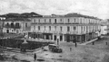 La statua posta di fronte al Grand Hotel Cotrone, in una foto degli anni trenta.