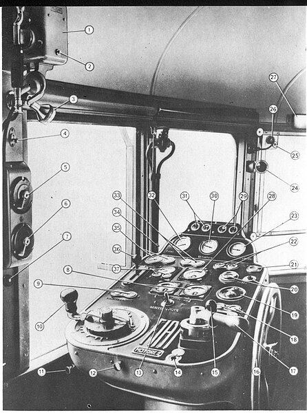 File:Interno della cabina di guida di un autotreno Diesel FIAT tipo 016.jpg