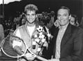 Internationaux d'Italie 1989, Andre Agassi et Gigi Riva.jpg