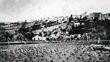 Il paese fotografato prima della costruzione della diga del Turano (1939) che ha creato il lago