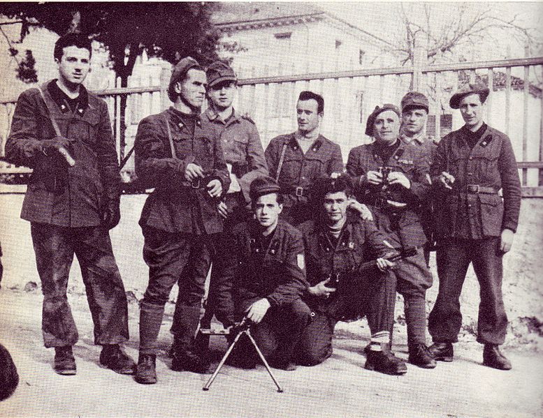 File:Milano, aprile 1945, presidio stradale della legione Muti, Battaglione Luigi Russo.jpg