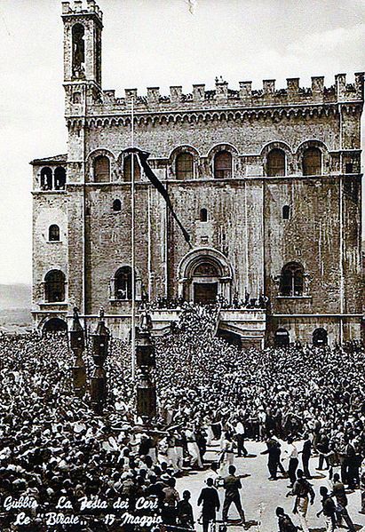 File:Corsa dei Ceri2, Gubbio.jpg