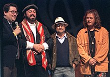 Da destra: Zucchero, Lucio Dalla, Luciano Pavarotti e il giornalista Vincenzo Mollica durante il primo Pavarotti & Friends nel 1992