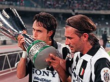 Inzaghi e Antonio Conte festeggiano con il trofeo della Supercoppa italiana 1997 vinta dalla Juventus