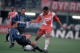 Thierry Henry alle prese con gli interisti Bergomi e Djorkaeff durante la semifinale di Coppa UEFA 1996-1997