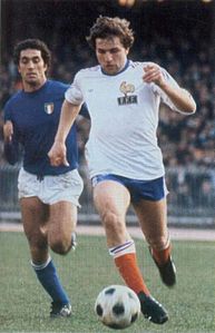 Italia vs Franța - Napoli - 1978 - Claudio Gentile și Albert Gemmrich.jpg