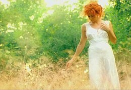 Mylene Farmer tombe amoureuse.jpg