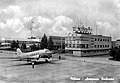 L'Aeroporto di Milano-Linate nel 1950. Sulla pista si riconosce un Douglas DC-3 delle Linee Aeree Italiane
