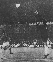 Eusébio impegna il portiere Anzolin nel maggio 1968, durante la semifinale di ritorno della Coppa dei Campioni tra il Benfica e la Juventus