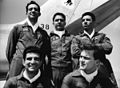 Massimo Raffaello Scala (in piedi al centro) con i compagni di formazione vicino ad un F-86 Sabre del Cavallino Rampante