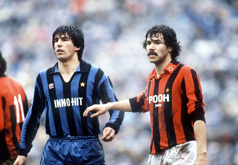 https://upload.wikimedia.org/wikipedia/it/thumb/8/84/Serie_A_1981-82_-_Inter_vs_Milan_-_Salvatore_Bagni%2C_Maurizio_Venturi.jpg/800px-Serie_A_1981-82_-_Inter_vs_Milan_-_Salvatore_Bagni%2C_Maurizio_Venturi.jpg