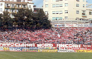 La curva nord anconitana negli anni ottanta (Stadio Dorico).