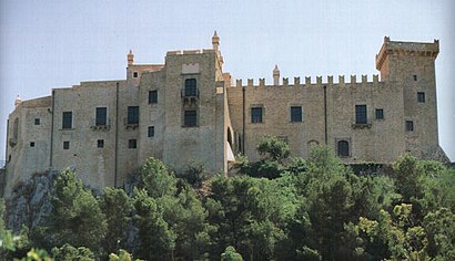 Come arrivare a Castello Di Carini con i mezzi pubblici - Informazioni sul luogo