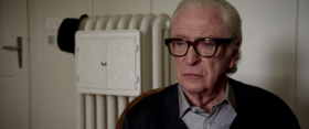 Fred Ballinger (Michael Caine) in una scena del film