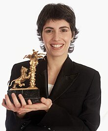 Giorgia posa dopo la vittoria del Festival di Sanremo 1995 con Come saprei.