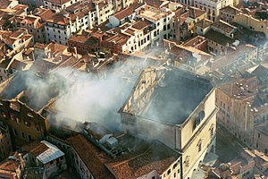 Gran Teatro La Fenice: La prima Fenice: dal bando di concorso del 1789 allinaugurazione del teatro nel 1792, La trasformazione napoleonica e i restauri successivi: 1807-1835, Dallincendio del 13 dicembre 1836 agli interventi del 1976