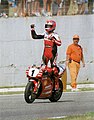 Carl Fogarty su Ducati nel 1999: la Superbike mantiene tuttora la tradizione dei numeri neri su sfondo bianco.
