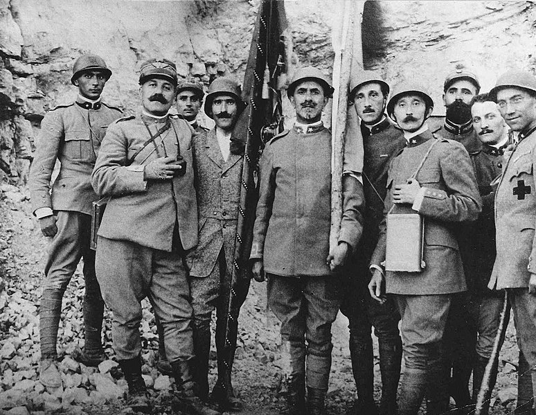 File:Monte Santo, 1917 - prima fila da sinistra Gen. Antonino Cascino, M.o Arturo Toscanini, Ten. Col. Baldo Rossi, Cap. Giuseppe Solaro, Cap. Remo Guzzi.jpg