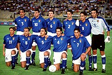 Maldini (in piedi, primo da sinistra) capitano azzurro nel 1999